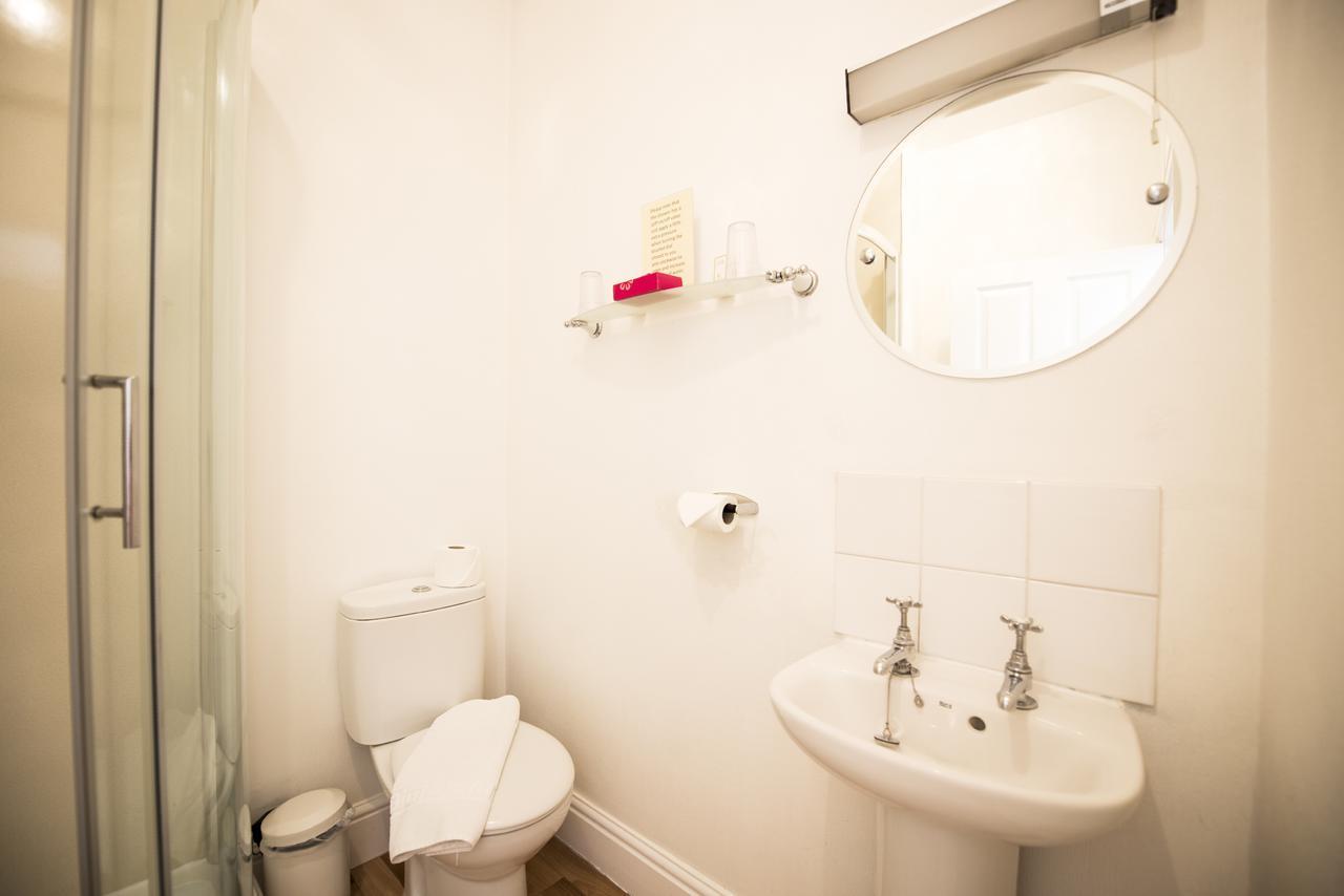 St. Raphael Guest House Йорк Экстерьер фото